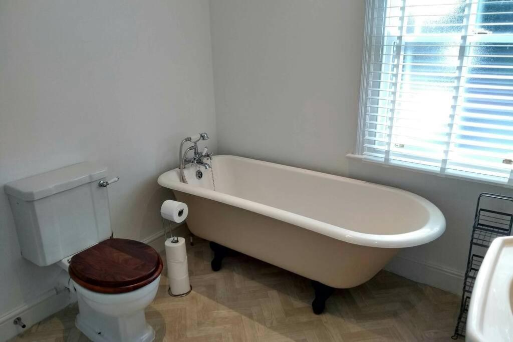 Luxury Townhouse In Town Centre, Views, River Walk, Free Parking Шрусбери Экстерьер фото